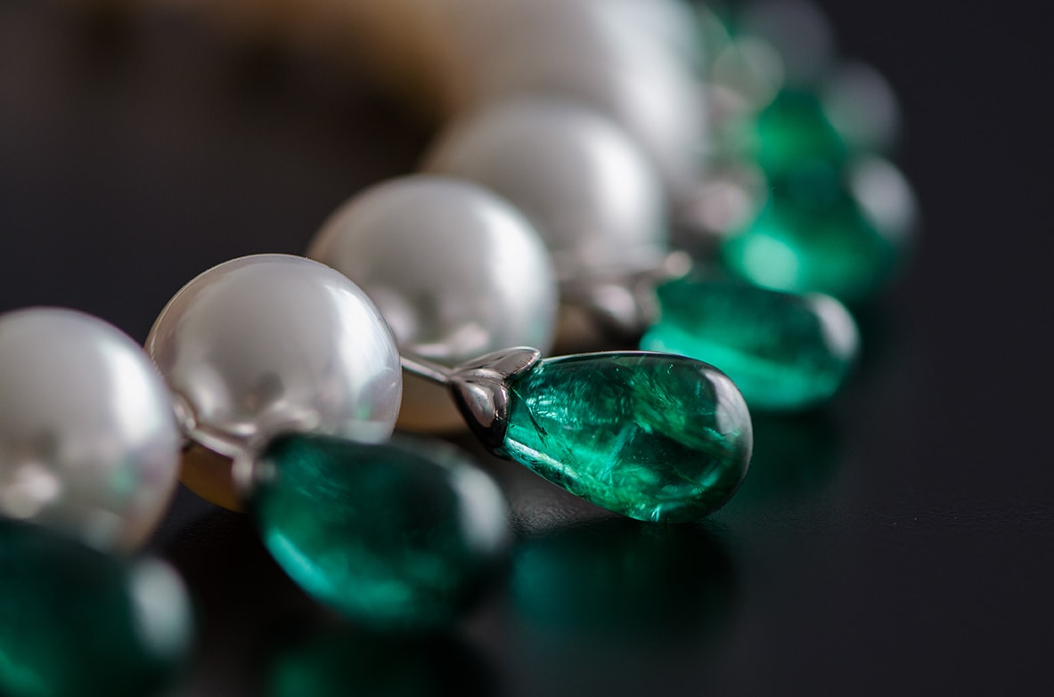 Collier de perles blanches avec gouttes en émeraudes