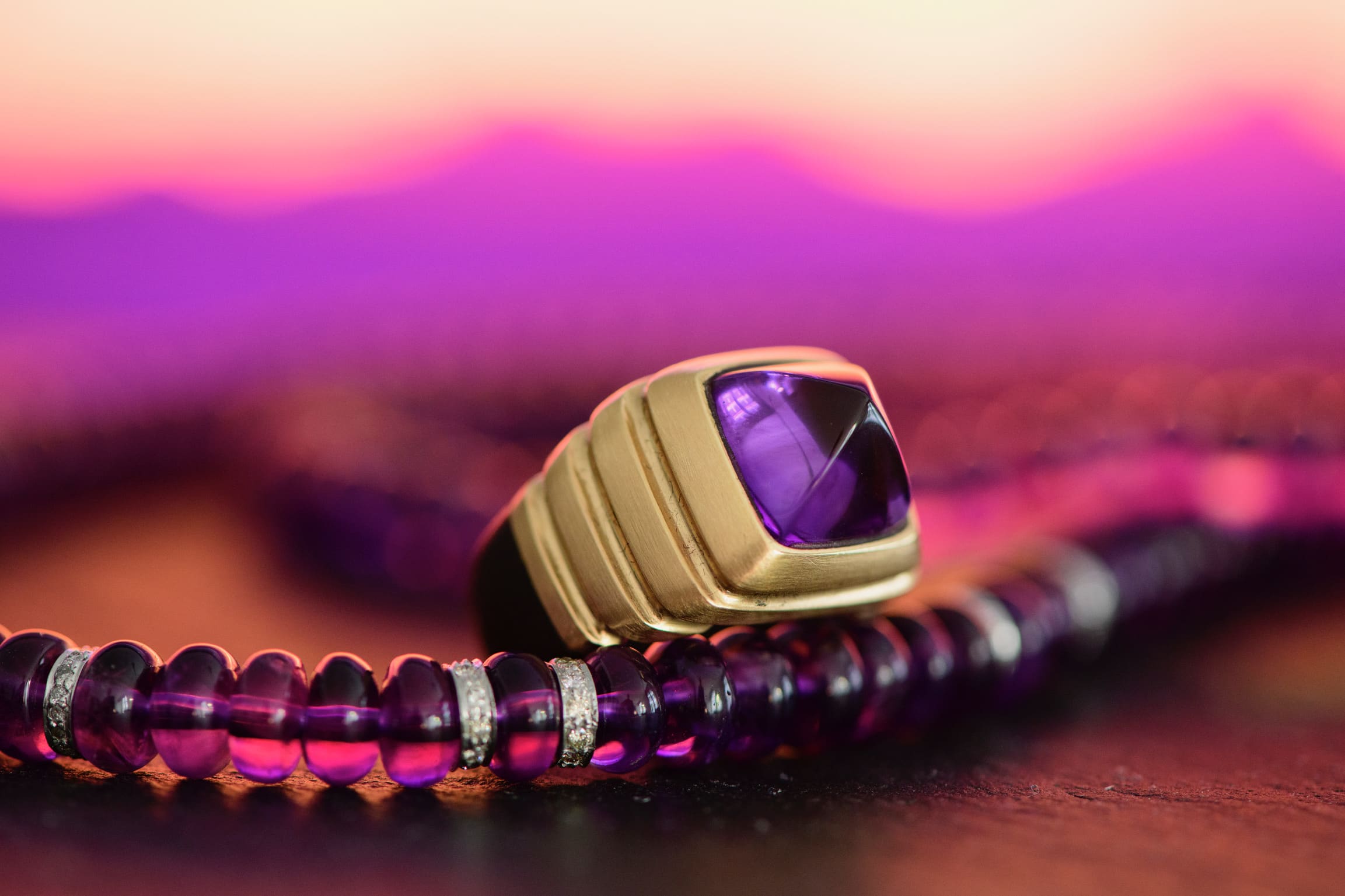 Bague en or rose et bois d'ébène serti d'une améthyste avec collier de perles en améthyste et éléments en or gris sertis de diamants