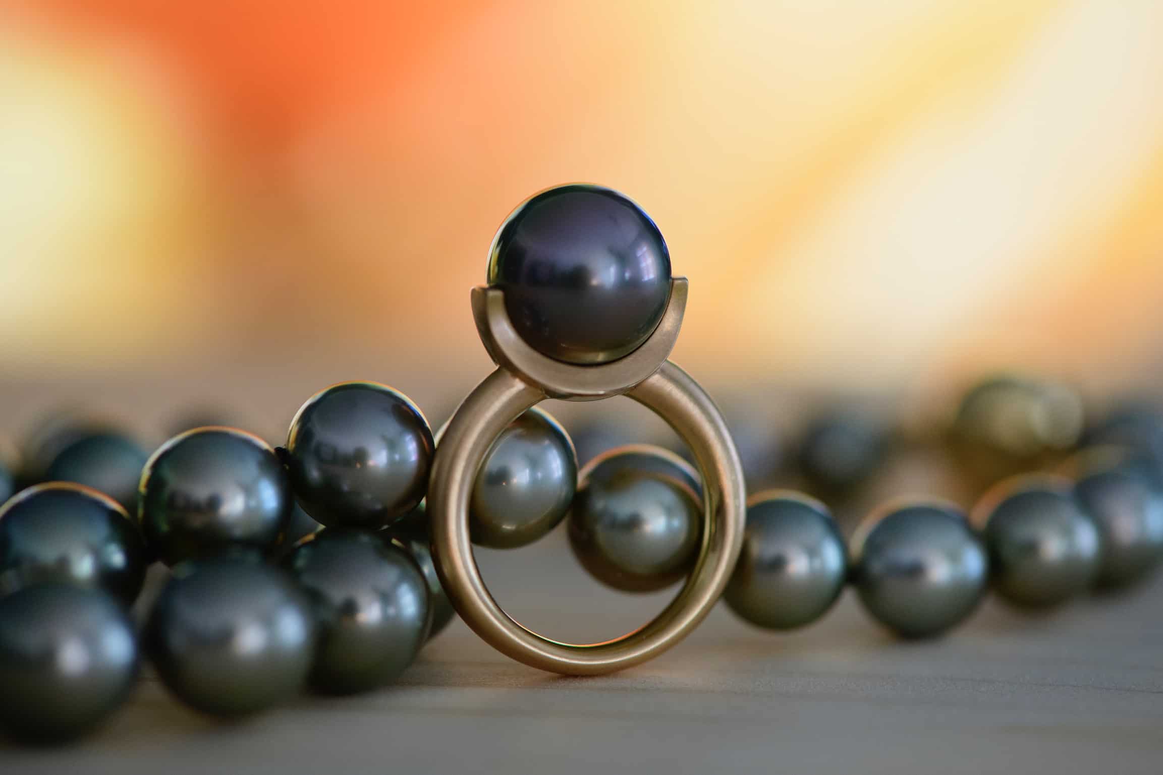 Bague lune en or rouge matt avec perle de Tahiti et sautoir de perles Tahiti