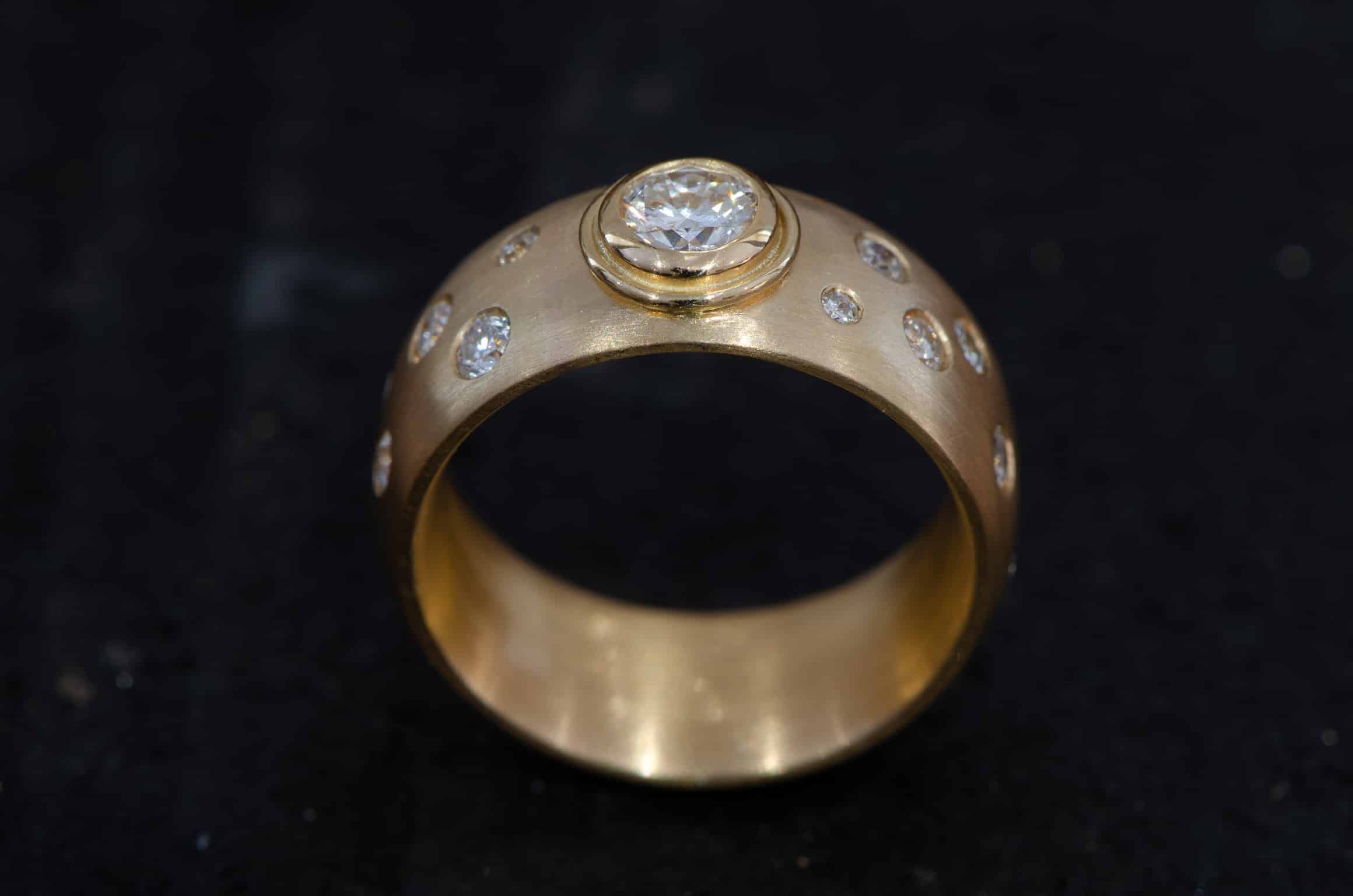 Bague en or jaune sertie de diamants en aléatoire